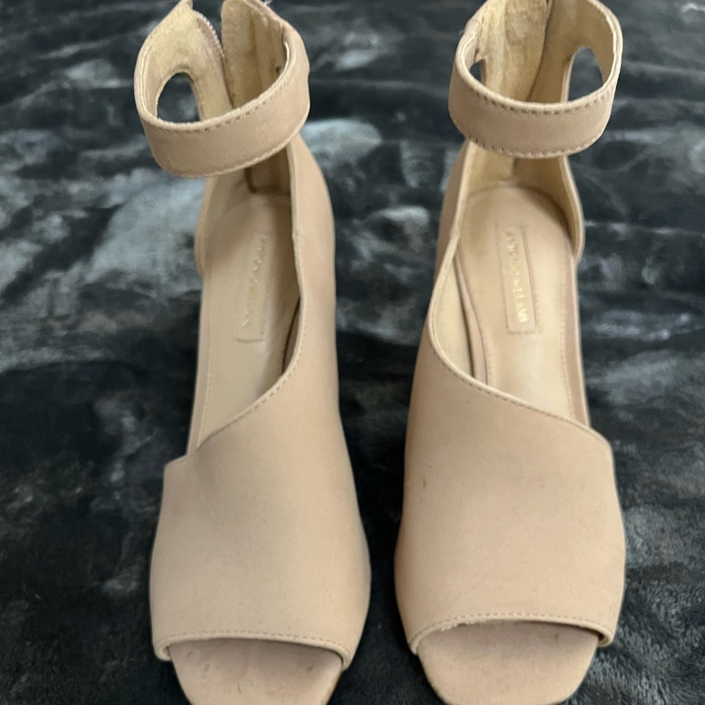 Size 6.5 nude Antonio Melani heels.